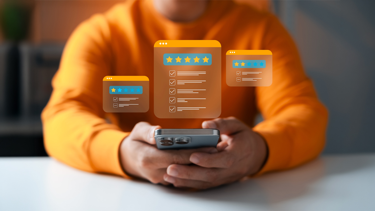 Utente che guarda recensioni online sullo smartphone